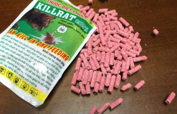 Gói thuốc diệt chuột Killrat và các viên thuốc màu hồng