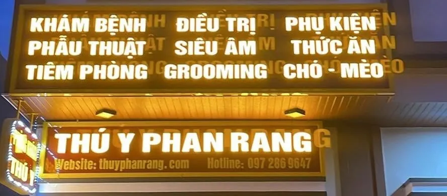 Mặt tiền Phòng Khám Thú Y Phan Rang, biển hiệu đèn vàng ghi khám bệnh, phẫu thuật, tiêm phòng, siêu âm, grooming